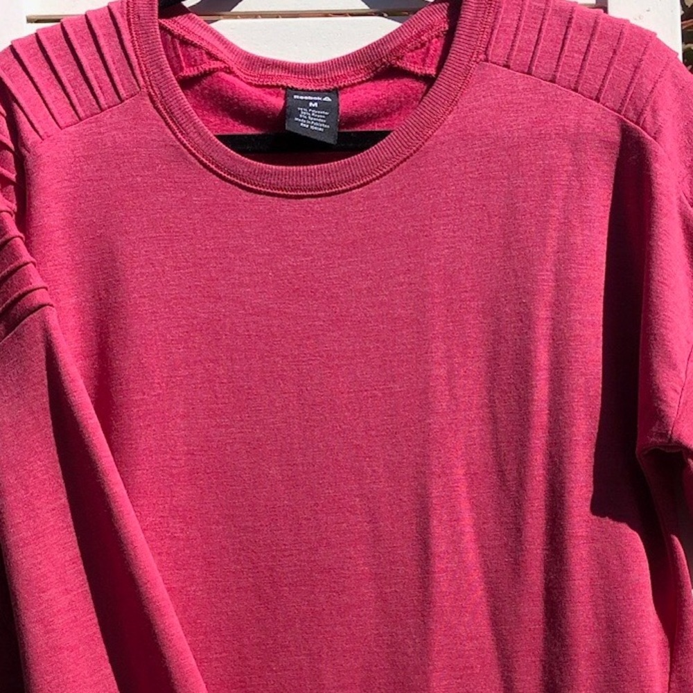 TOP REEBOK SIZE M PINK LIKE NEW